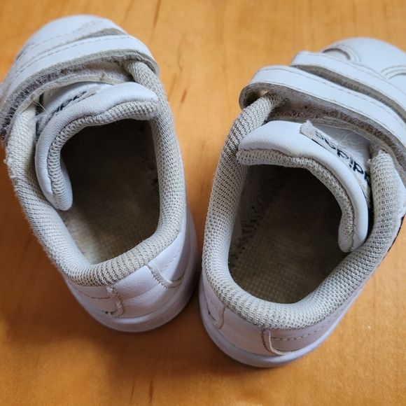 Classic Adidas size 5 - Picture 3 of 3